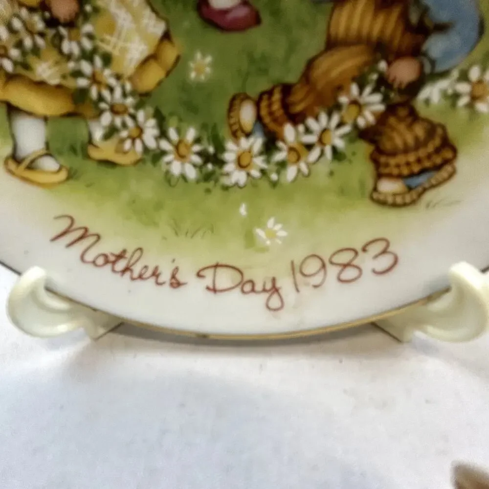 SKU 2155 Vintage 1983 Avon Mother's Day Plate 